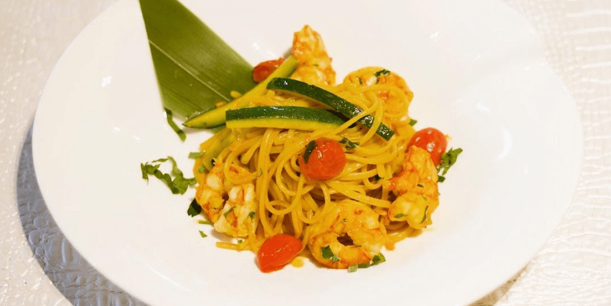 Linguine with shrimps, zucchini & saffron